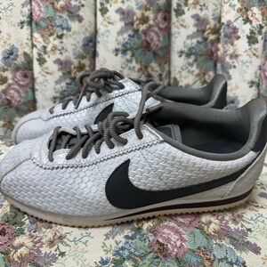 Women’s Nike shoes